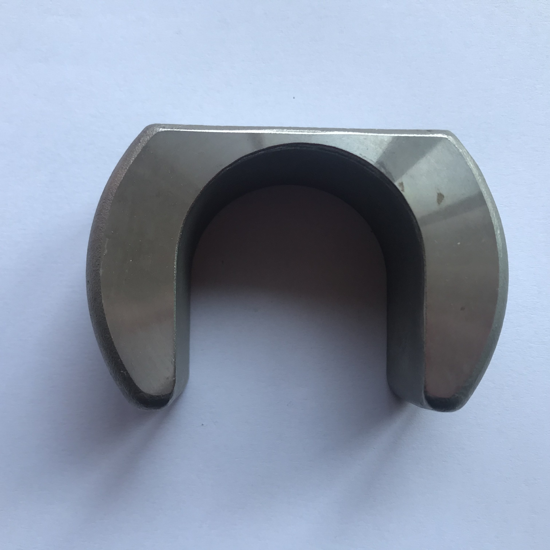 Hassas kalıplama işlemi sırasında su camı kumundan yapılmış kabuktaki tabakalara ayrılmanın nedeni nedir?