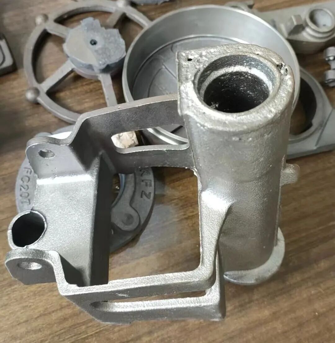 Yaş kum kalıplama teknolojisi kullanılarak küresel sünek demir parçaların üretimi sırasında silindirik boru şeklindeki kum maçalardaki ciddi gözeneklilik tedavisi