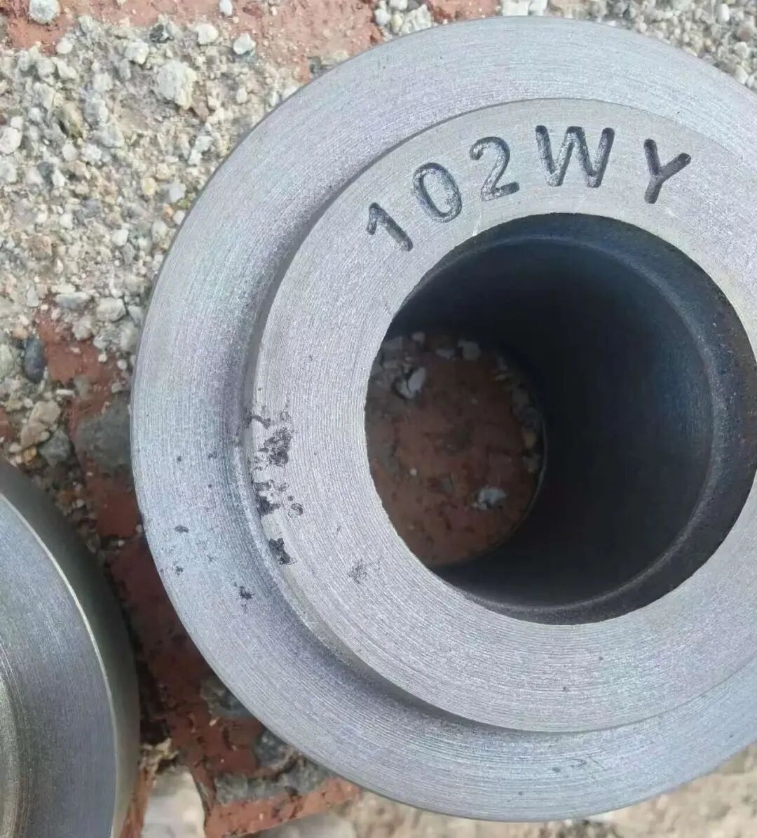 Yaş kum kullanılarak gri dökme demir parçaların üretiminde kum kızarma kusurlarının özellikleri nelerdir? Cüruf göz kusurları arasındaki fark nedir?