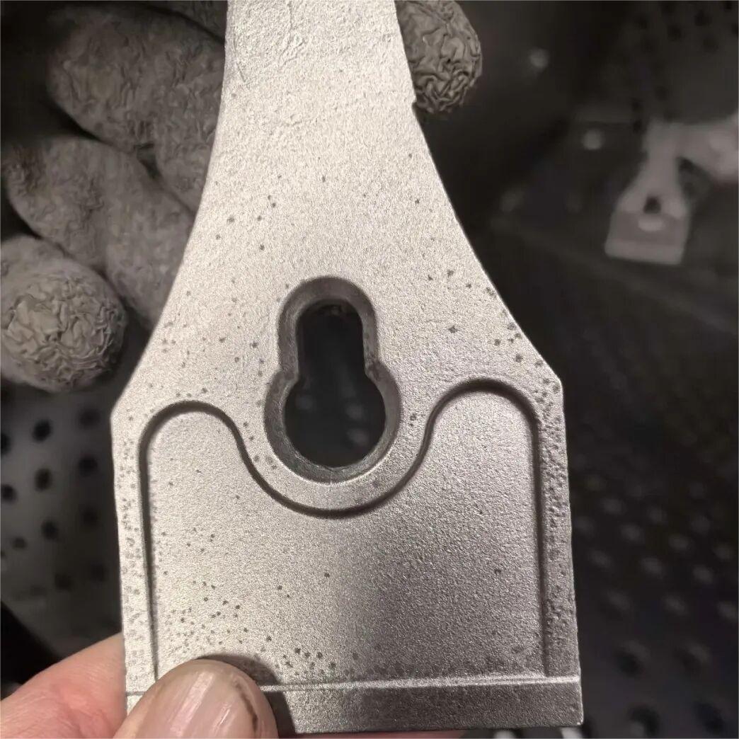 Silika sol ile 205 gram ağırlığında, yüzeyinde oksidasyon lekeleri bulunan 410 paslanmaz çelik parçanın üretilmesi: nedenleri ve çözümleri