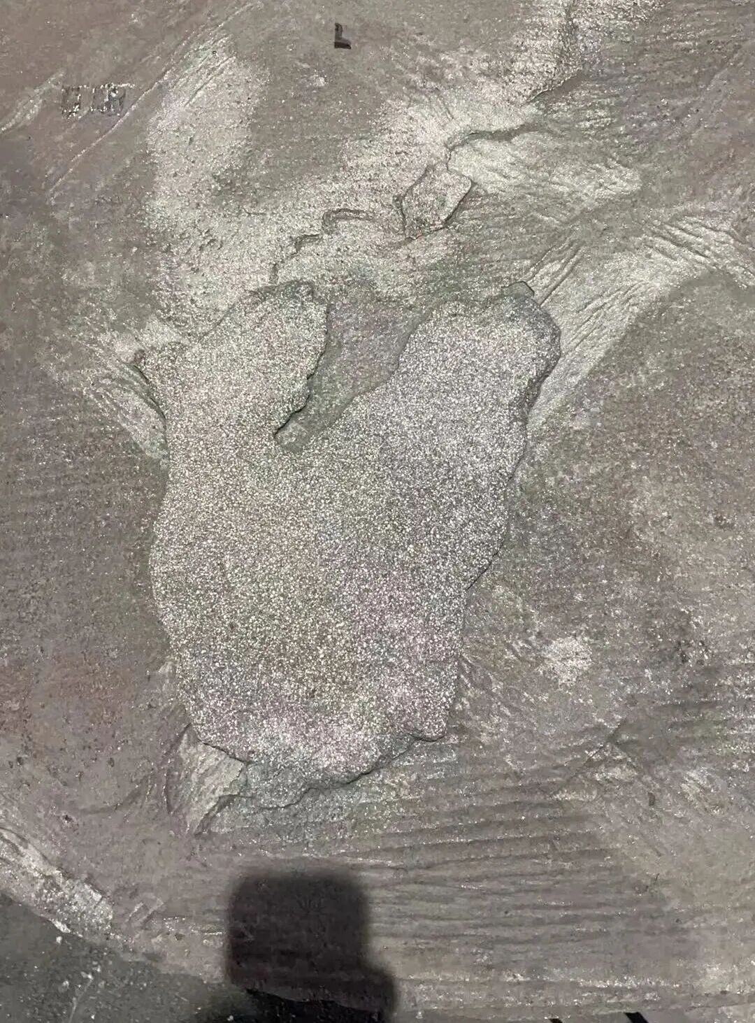 Reçine kum döküm ile üretilen gri döküm parçaların üst yüzeyindeki kum sivilceleri gibi kusurlar nasıl giderilir?